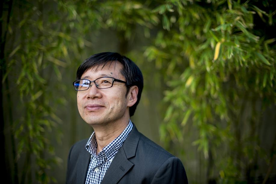 Retrato del Dr. Qing Li, experto en medicina forestal de la Universidad Médica de Tokio, autor de estudios sobre el impacto del Shinrin-Yoku y los Baños de Bosque en la reducción del estrés laboral y el burnout en ejecutivos.